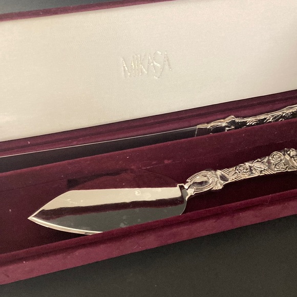 Mikasa Silver Plated Roses Knife and Cake Server Set - Picture 2 of 8